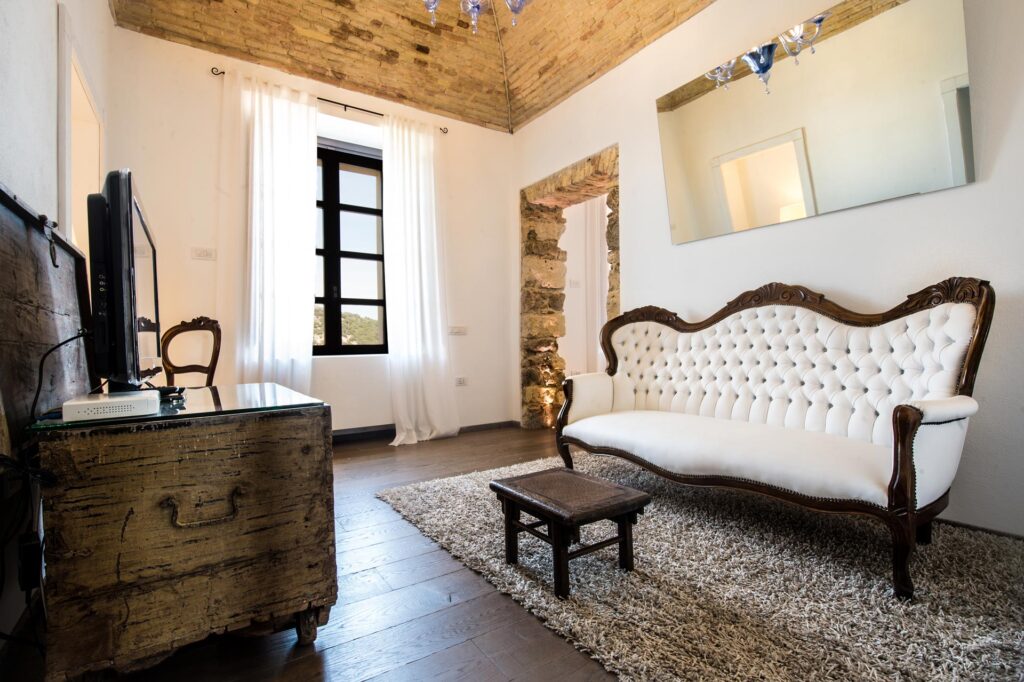 Faro Capo-Spartivento - Suite mit weißem Sofa